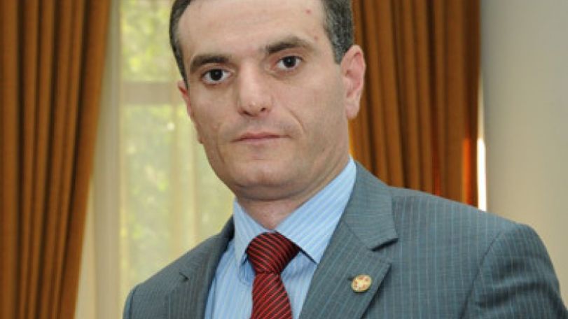 Armenian delegation leaving for Baku in full staff