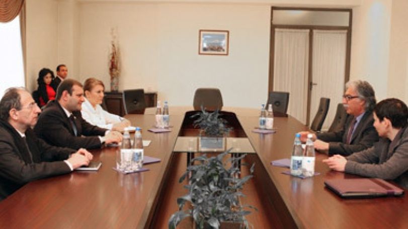 Երևանի քաղաքապետը հանդիպել է «Թումո» կենտրոնի հիմնադիրների հետ