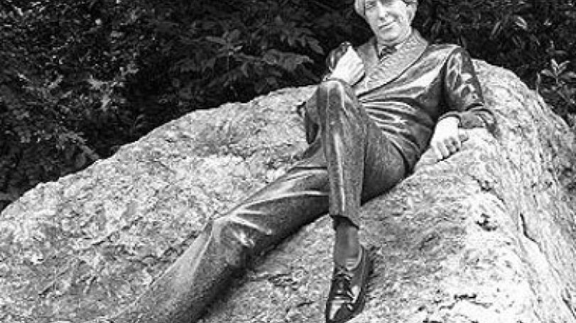 Oscar Wild’s tomb barrierred to deter loving vandals