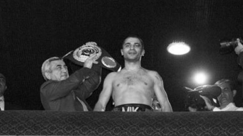 Вик Дарчинян одержал победу над Мбамбой и подарил чемпионский пояс президенту Сержу Саргсяну