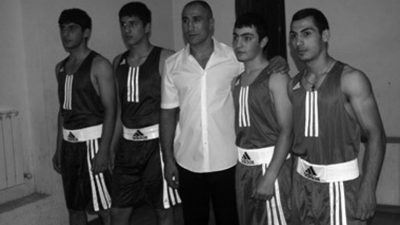 Arthur Abraham granted equipment of 100 thousand euros to boxing school in Armenia