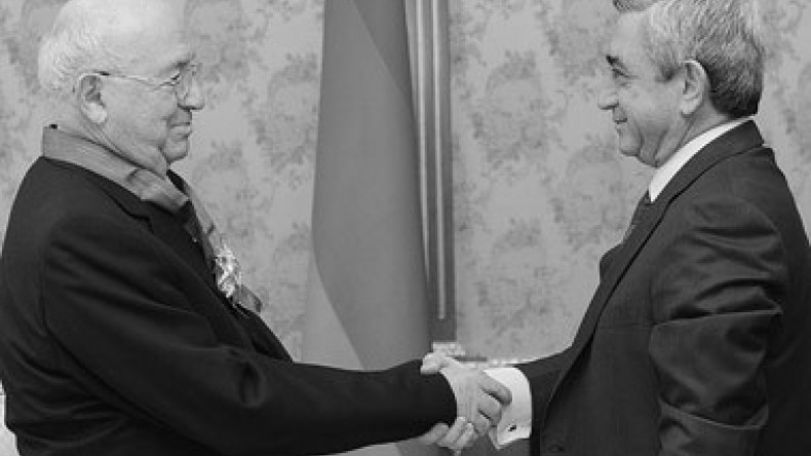 Президент Армении принял легендарного армянского футболиста
