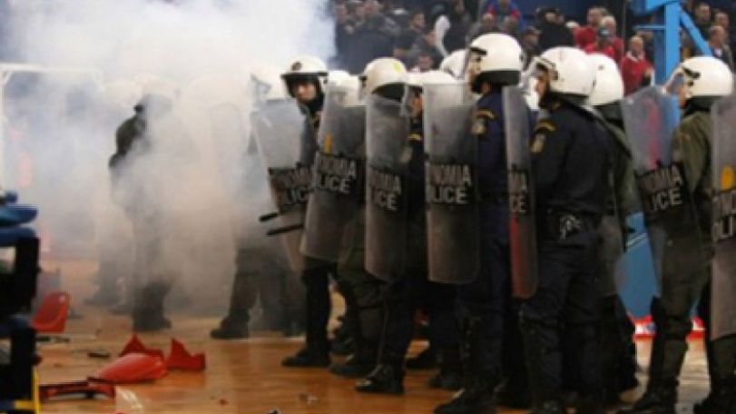Чемпионат Греции по футболу сорван: правительство остановило турнир из-за устроенных фанатами беспорядков 
