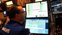 US markets hit record high, but global pessimism deepens on oil uncertainty  