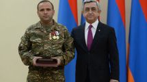 Президент Армении вручил награды по случаю Дня армии и обещал «обеспечить ответ за всех павших ребят» 