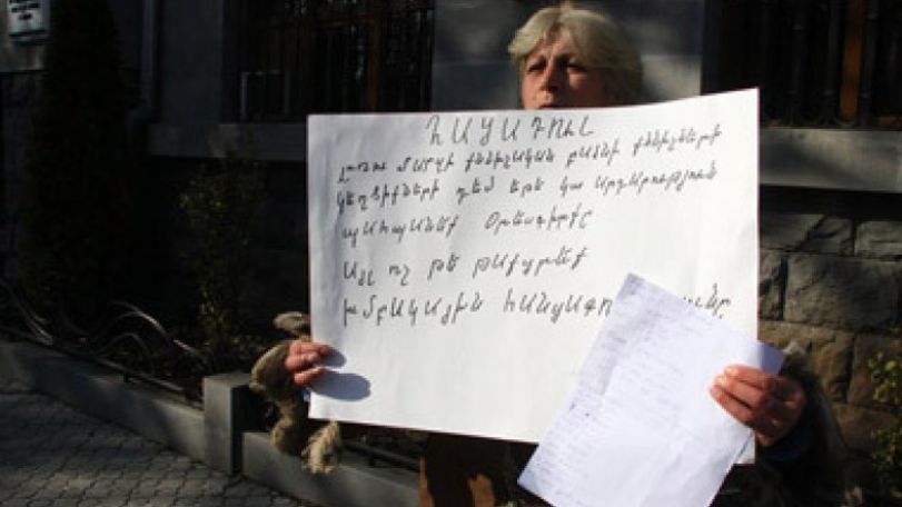 «Գործը ծամել, դրել էի բերանները, մնում էր կուլ տային». Վանաձորի բնակչուհին Գլխավոր դատախազության դիմաց է 