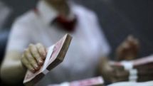 China's yuan currency falls for a second day