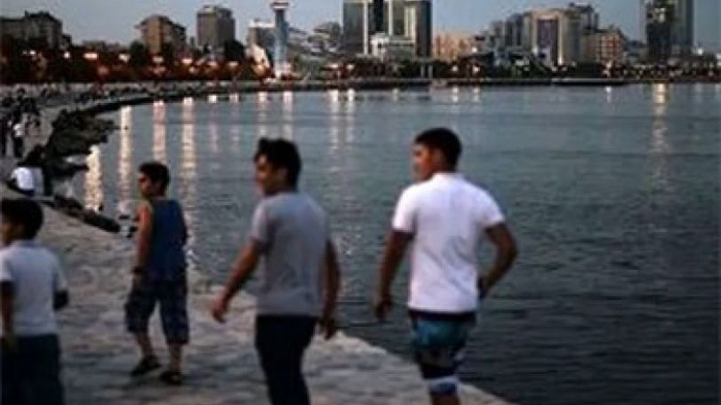 Eurasianet.org: В Азербайджане ношение мужчинами шорт считается некультурным и нецивилизованным