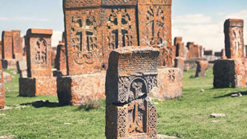 Guardian: UNESCO замалчивает разрушение средневековых армянских хачкаров со стороны своего донора – диктаторского Азербайджана 