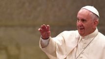 Pope makes surprise visit to Rome optician for new eyeglasses