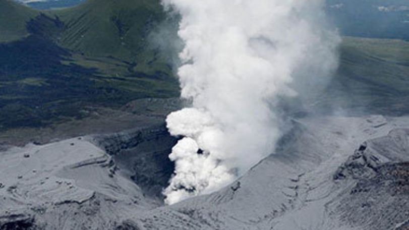 Tourists evacuated amid volcanic eruption on Mount Aso
