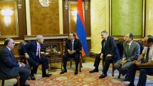 Armenian PM Abrahamyan discusses investment programs with philanthropist V. Manukyan 
