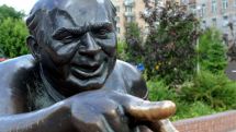 Как в Москве украли памятник актеру Евгению Леонову: камеры засняли момент кражи