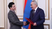 Speaker of Armenian parliament G. Sahakyan presents awards to Puppet Theatre workers