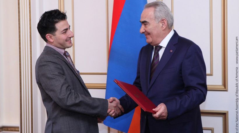 Speaker of Armenian parliament G. Sahakyan presents awards to Puppet Theatre workers