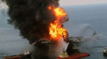 Площадь разлива нефти вокруг аварийной азербайджанской платформы на Каспии увеличивается, а пожар потушить не удается