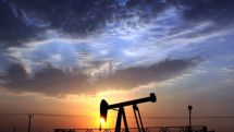 Oil price tumbles to below $33