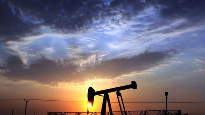 Oil price tumbles to below $33
