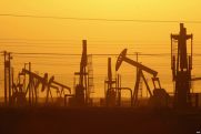 Эксперты прогнозируют крах азербайджанской экономики при цене на нефть ниже $40, но цену на нее не удается поднять выше $36