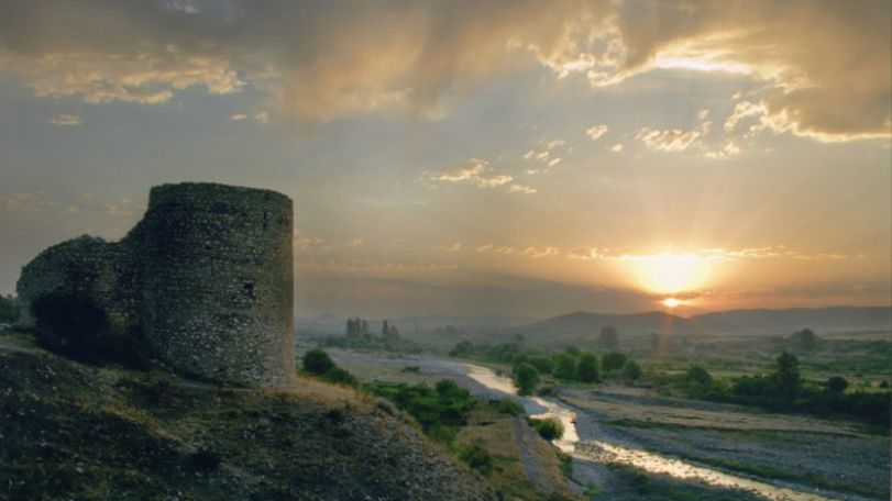 Destination Artsakh: Уникальное путешествие по НКР – средневековые крепости и замки, раскинувшиеся на холмах города и языческие капища