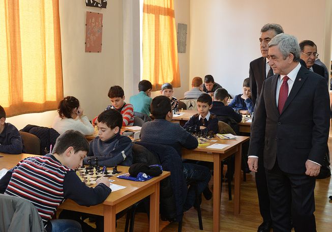 Serzh Sargsyan watches Andranik Margaryan Memorial 2016 tournament at Chess Academy of Armenia