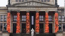 Chinese artist covers Berlin landmark in 14,000 refugee life jackets