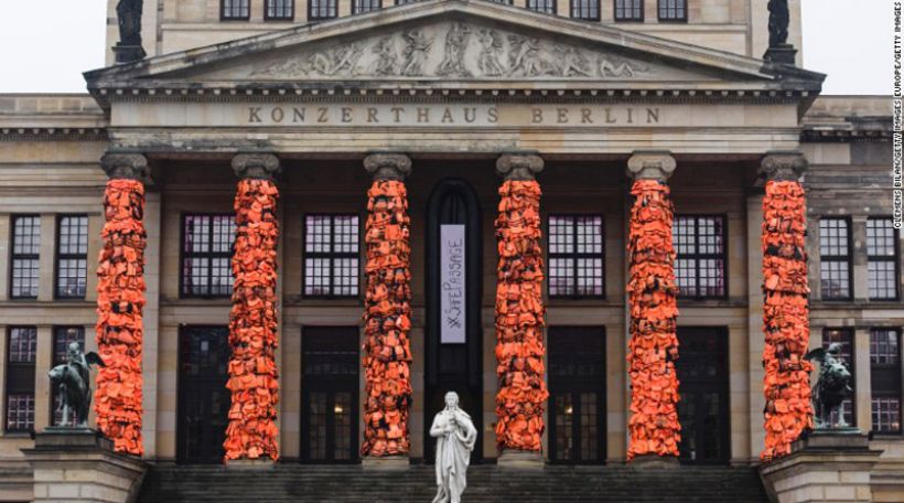 Chinese artist covers Berlin landmark in 14,000 refugee life jackets