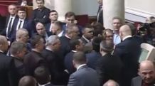 В парламенте Украины произошла потасовка, Чорновол поцарапала лицо Безбаху