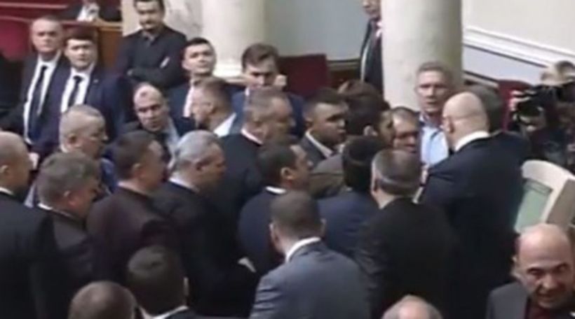В парламенте Украины произошла потасовка, Чорновол поцарапала лицо Безбаху