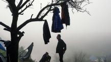 Двое беженцев пытались устроить самосожжение в лагере в Греции