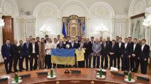 Порошенко наградил футболистов сборной Украины огнестрельным оружием