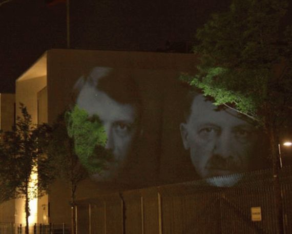 Բեռլինում Թուրքիայի դեսպանատան շենքի վրա պատկերել են Էրդողանին՝  Հիտլերի կերպարով
