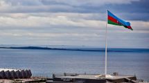 «Унесенный ветром»: главный флаг Азербайджана сдуло в море