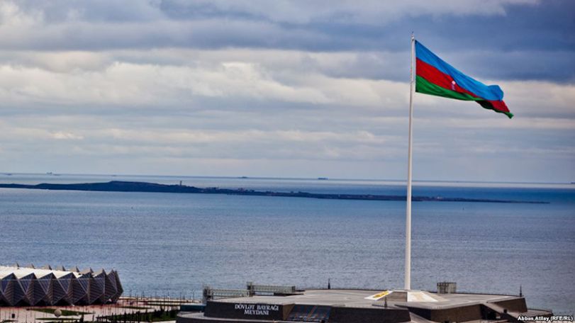 «Унесенный ветром»: главный флаг Азербайджана сдуло в море