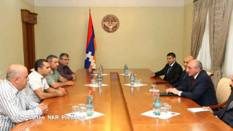 Բակո Սահակյանն ընդունել է հայտնի բռնցքամարտիկ Վախթանգ Դարչինյանին