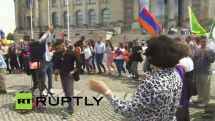 Բունդեսթագի շենքի դիմաց հայերը պարում են