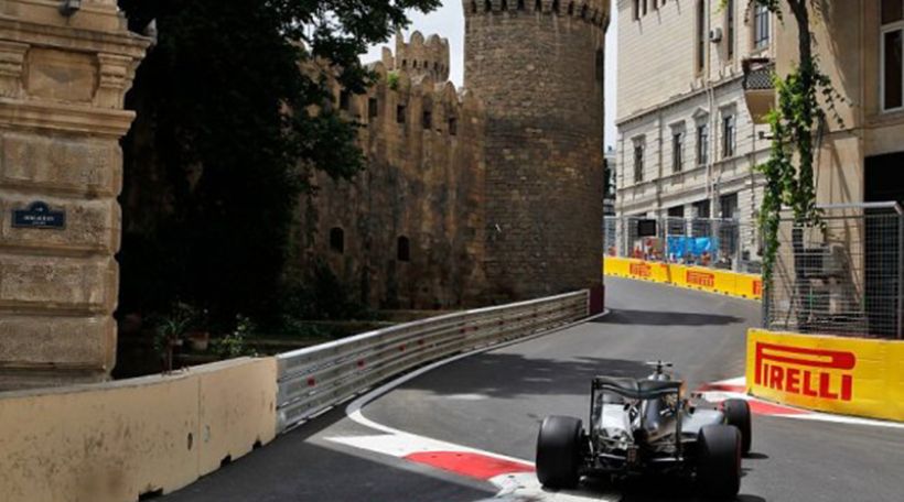 «Formula-1» в Баку: Полупустые трибуны, мусорные пакеты и кошка на трассе