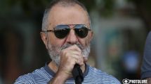 Участники акции возле захваченного полка ППС в Ереване отказались подчиняться полиции и менять место митинга