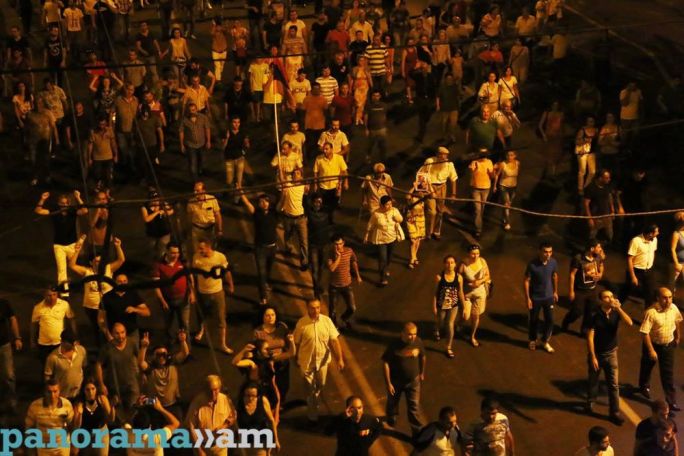 Участники акции на улице Хоренаци организовали шествие к зданиям Службы нацбезопасности и Полиции Армении