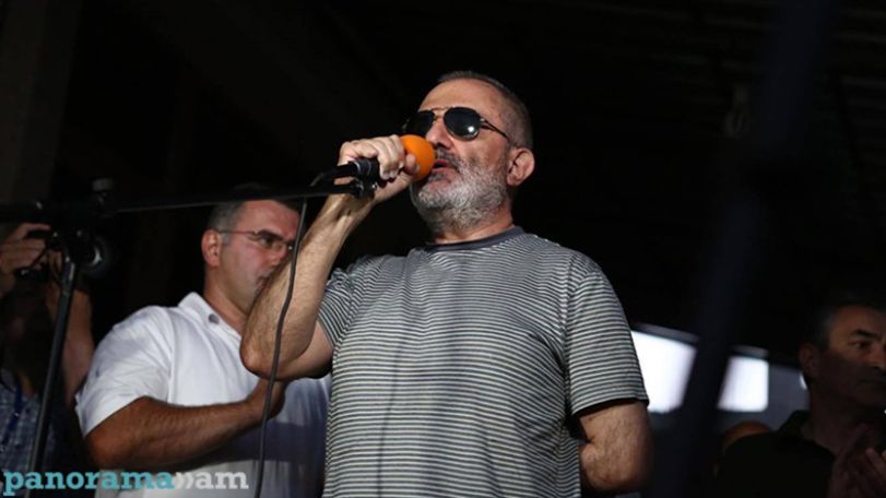 Ереван: Имеющий инвалидность оппозиционер Алек Енигомшян арестован на 2 месяца