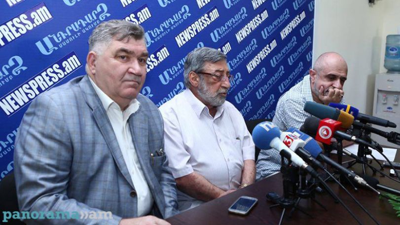 Ռեժիսոր Նիկոլայ Ծատուրյանը նախ փորձեց  պարզել՝ արդյոք քաղաքացիական հագուստով ոստիկան կա մամուլի ակումբում