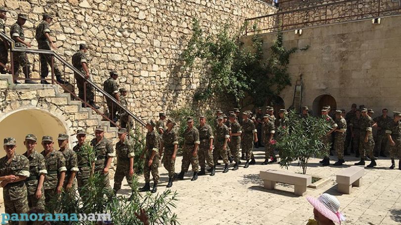 Армянские военнослужащие посетили монастырь Гандзасар и музей-заповедник «Тигранакерт» в НКР
