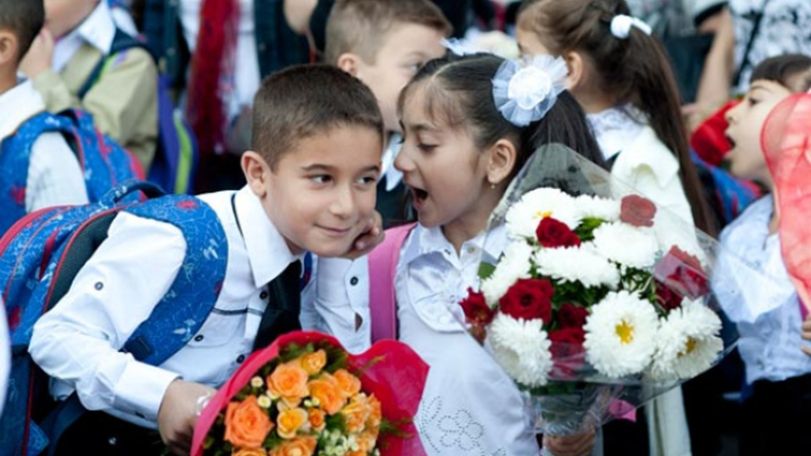 В НКР «Первый звонок» сегодня прозвенел для 2636 детей