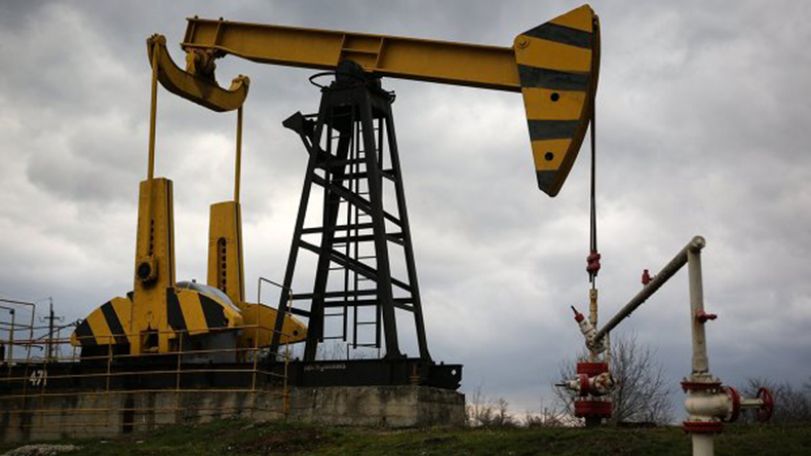 Нефть дешевеет в рамках коррекции после роста днем ранее