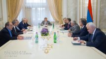 Премьер Армении обсудил с членами Общественного совета структурные изменения в правительстве