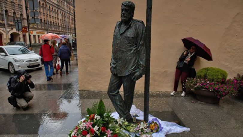 В Петербурге временно демонтировали памятник Сергею Довлатову