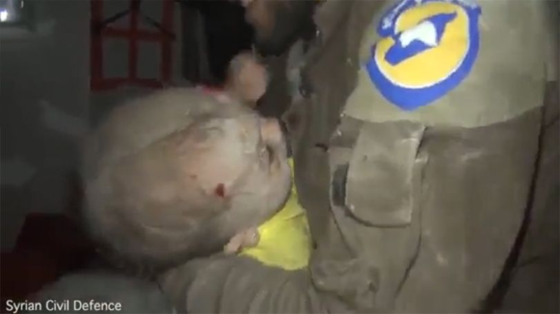 Сирийские спасатели извлекли из-под завалов в Идлибе новорожденную девочку: видео, которое нельзя смотреть без слез
