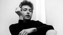 Нобелевскую премию по литературе получил поэт и музыкант Боб Дилан