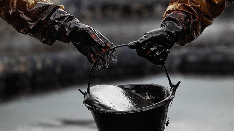 World oil prices continue dropping