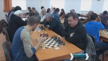 Reporters participate in chess tournament